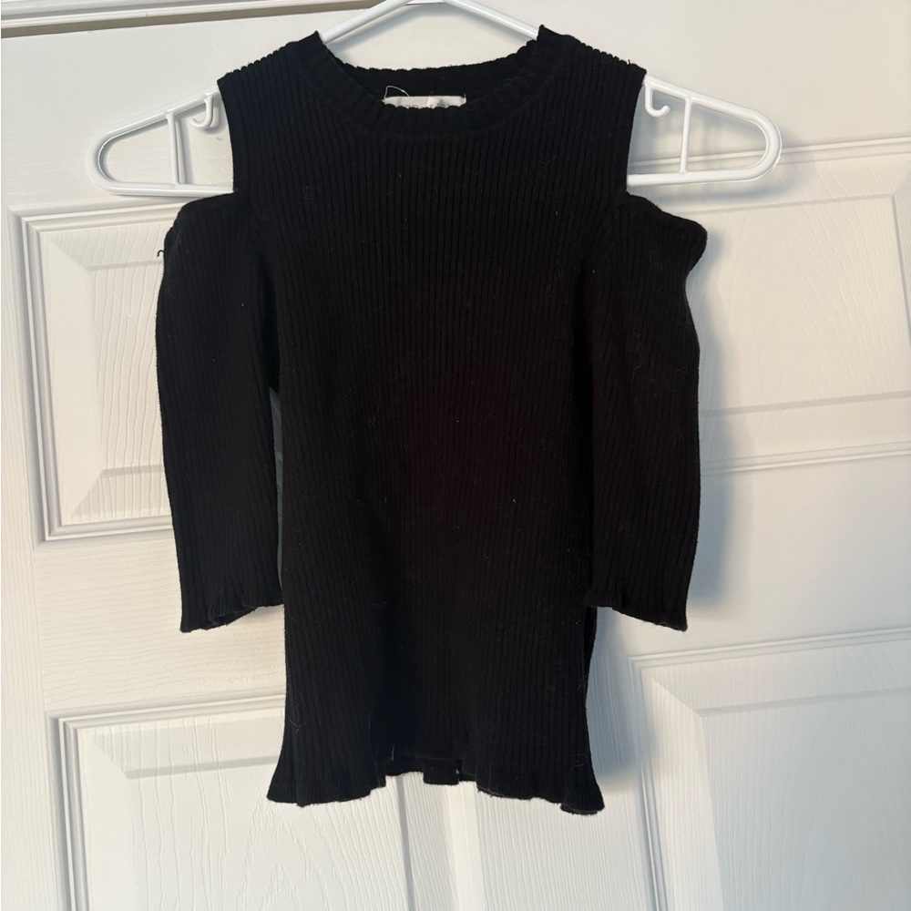 Shoulder cut out top | size medium